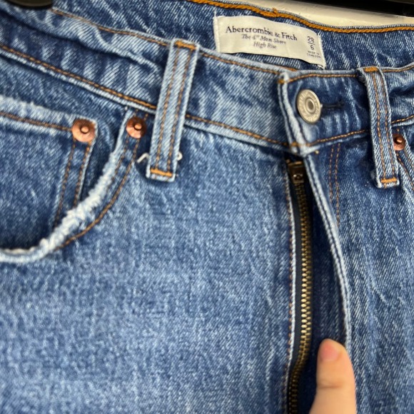 SOLD Abercrombie & Fitch Curve Love High Rise Mom Shorts 4" Denim Size 28 / 6 - Picture 4 of 7